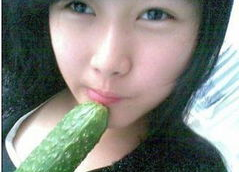 女生说在吃瓜看看你表演,见证女生的独特“吃瓜”表演