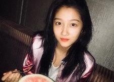 关晓彤娱乐吃瓜图片高清,高清美照曝光，网友热议